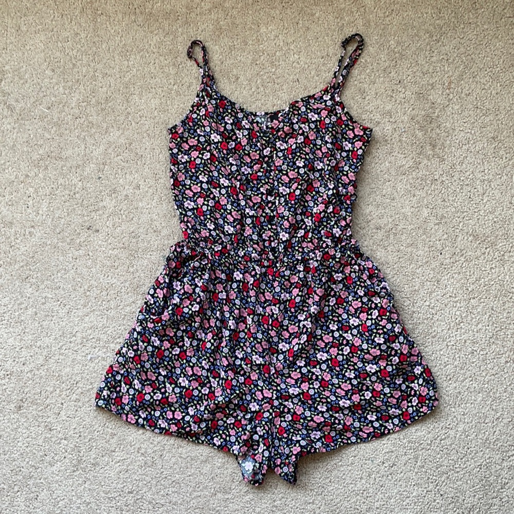 5/$25 H&M floral romper with pockets